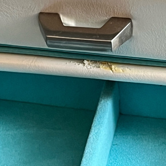 New With Flaw Origami Owl Locking Jewelry Storage Case White Leather Blue Inside - Picture 5 of 6